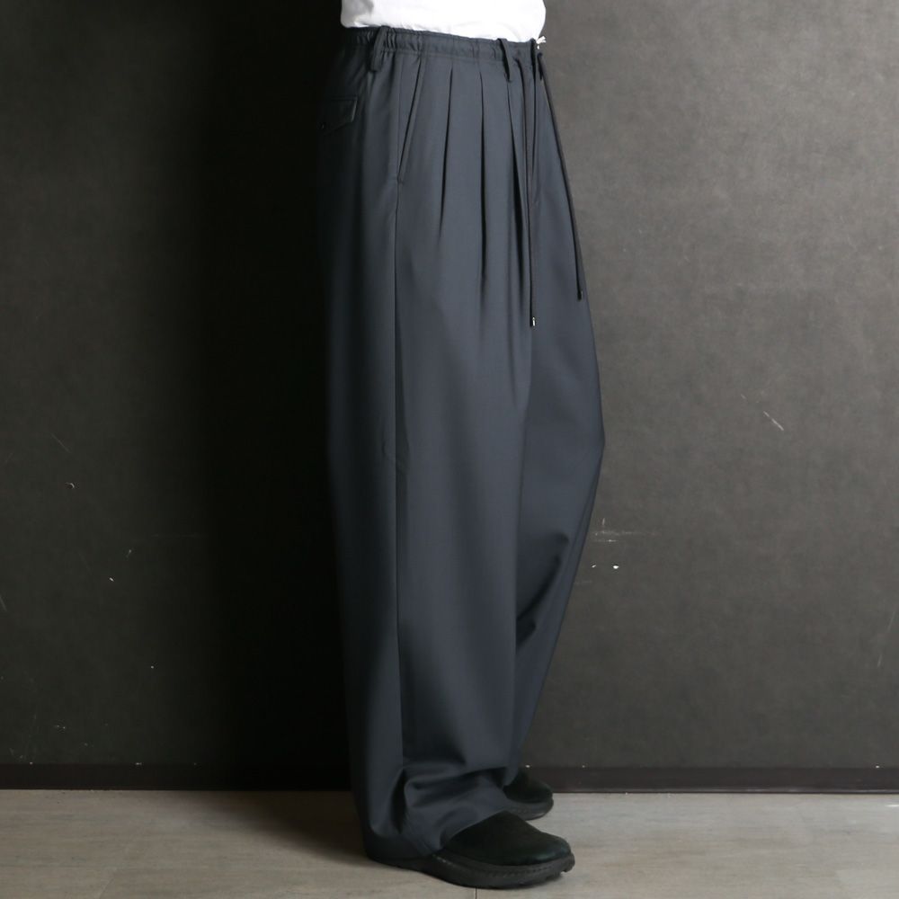 TRIPLE PLEATED EASY TROUSERS - CHARCOAL / オーガニックウール2/80トロピカル - トリプルプリーテッドイージートラウザーズ / A26B04PT02C
