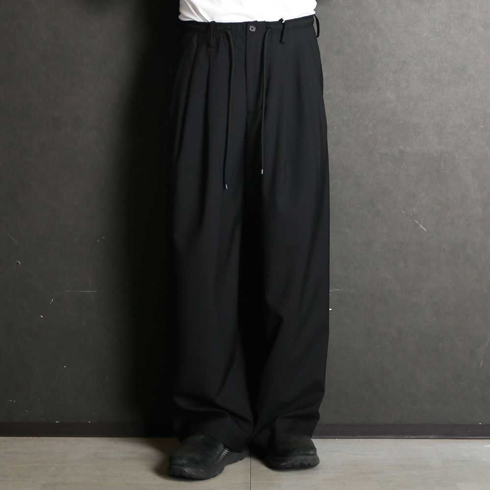 【ラスト1点-サイズ2】 TRIPLE PLEATED EASY TROUSERS - BLACK / オーガニックウール2/80トロピカル - トリプルプリーテッドイージートラウザーズ / A26B04PT02C