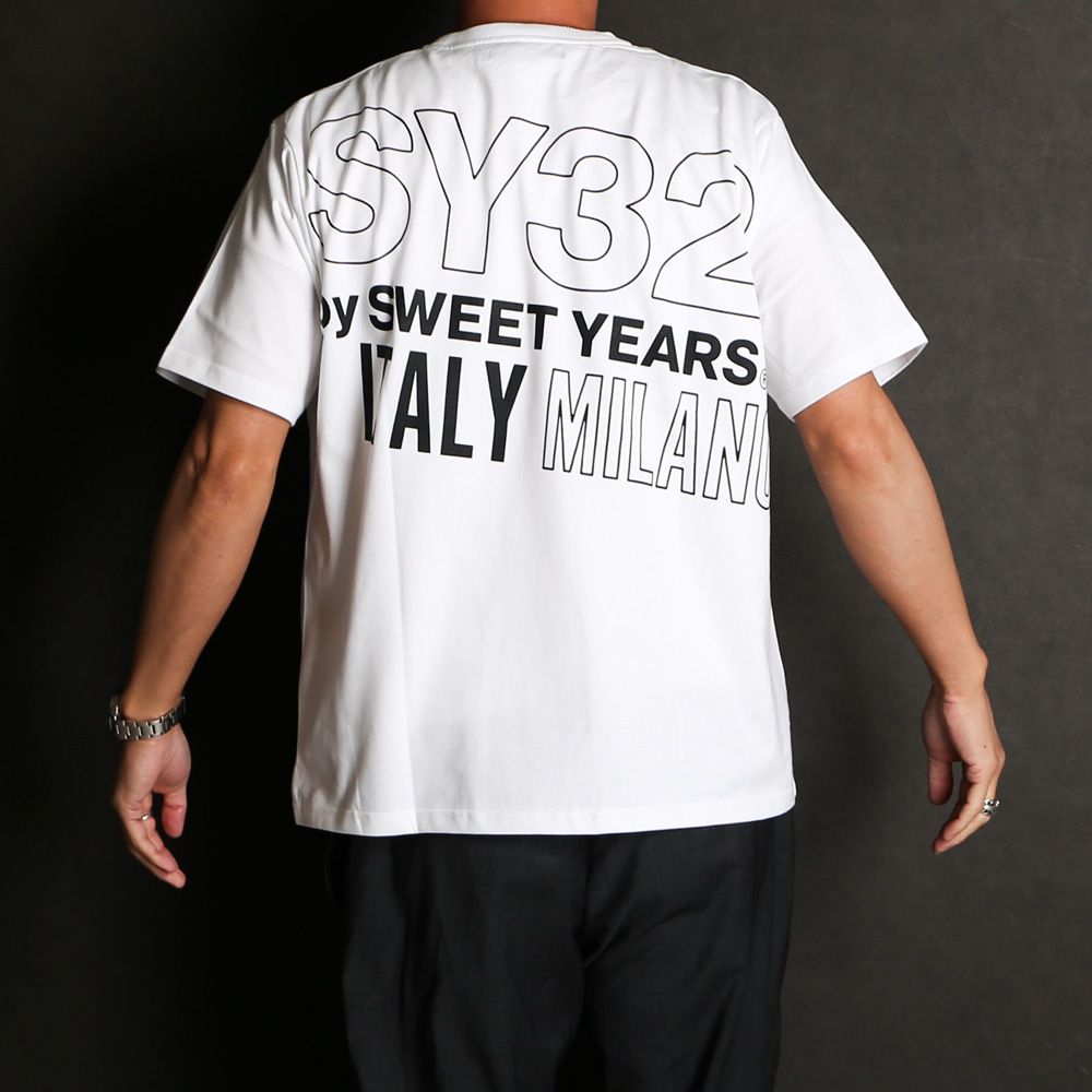 SY32 by SWEET YEARS - BACK SLASH BIG LOGO TEE - WHITE × BLACK