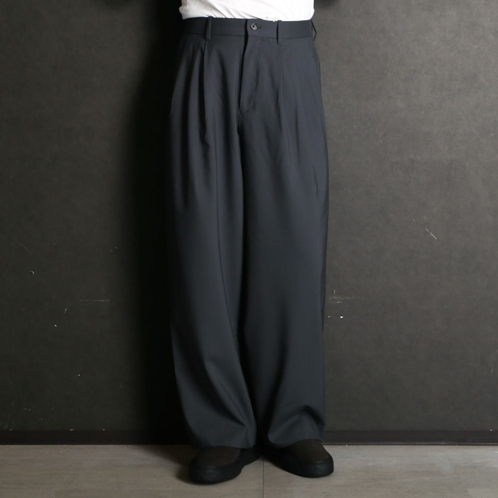 TRIPLE PLEATED WIDE TROUSERS - CHARCOAL / オーガニックウール2/80トロピカル - トリプルプリーテッドワイドトラウザーズ / A26A15PT03C