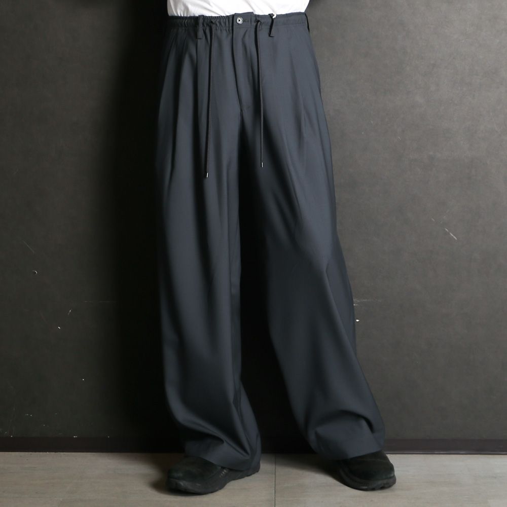 TRIPLE PLEATED EASY TROUSERS - CHARCOAL / オーガニックウール2/80トロピカル - トリプルプリーテッドイージートラウザーズ / A26B04PT02C