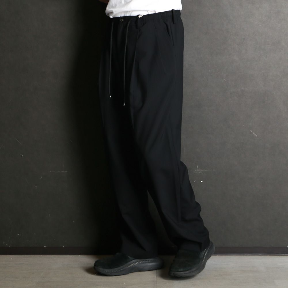【ラスト1点-サイズ3】 DOUBLE PLEATED EASY TROUSERS - BLACK / オーガニックウール2/80トロピカル - ダブルプリーテッドイージートラウザーズ / A26A15PT02C