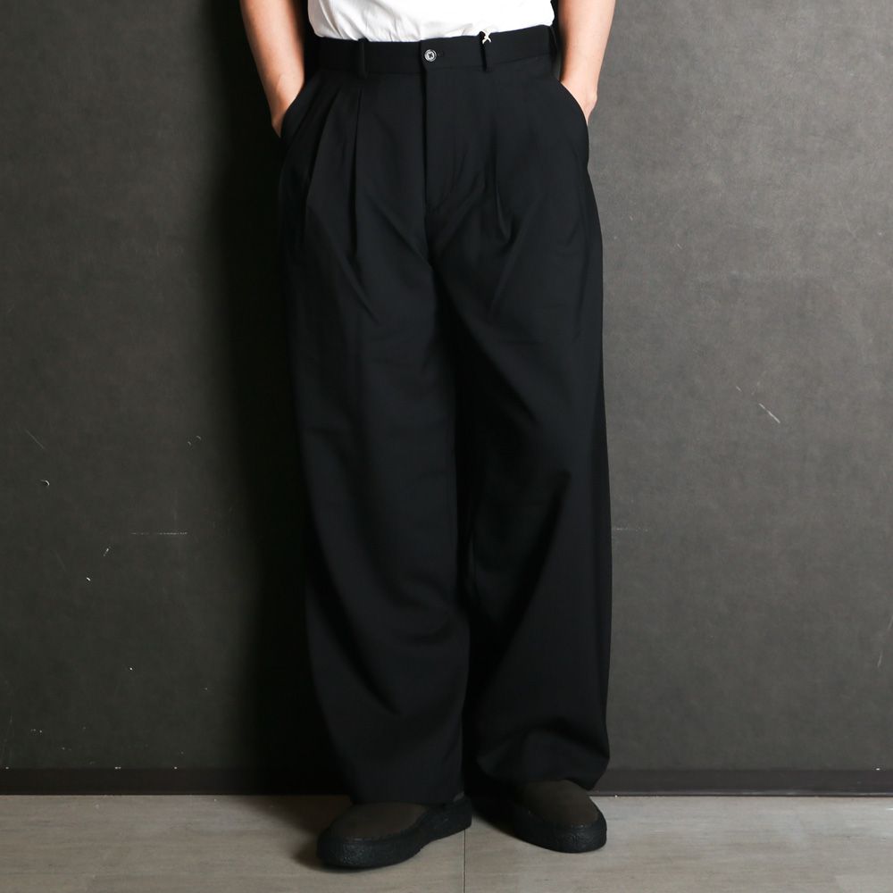 TRIPLE PLEATED WIDE TROUSERS - BLACK / オーガニックウール2/80トロピカル - トリプルプリーテッドワイドトラウザーズ / A26A15PT03C