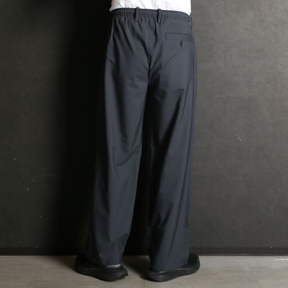 【ラスト1点-サイズ3】 DOUBLE PLEATED EASY TROUSERS - CHARCOAL / オーガニックウール2/80トロピカル - ダブルプリーテッドイージートラウザーズ / A26A15PT02C