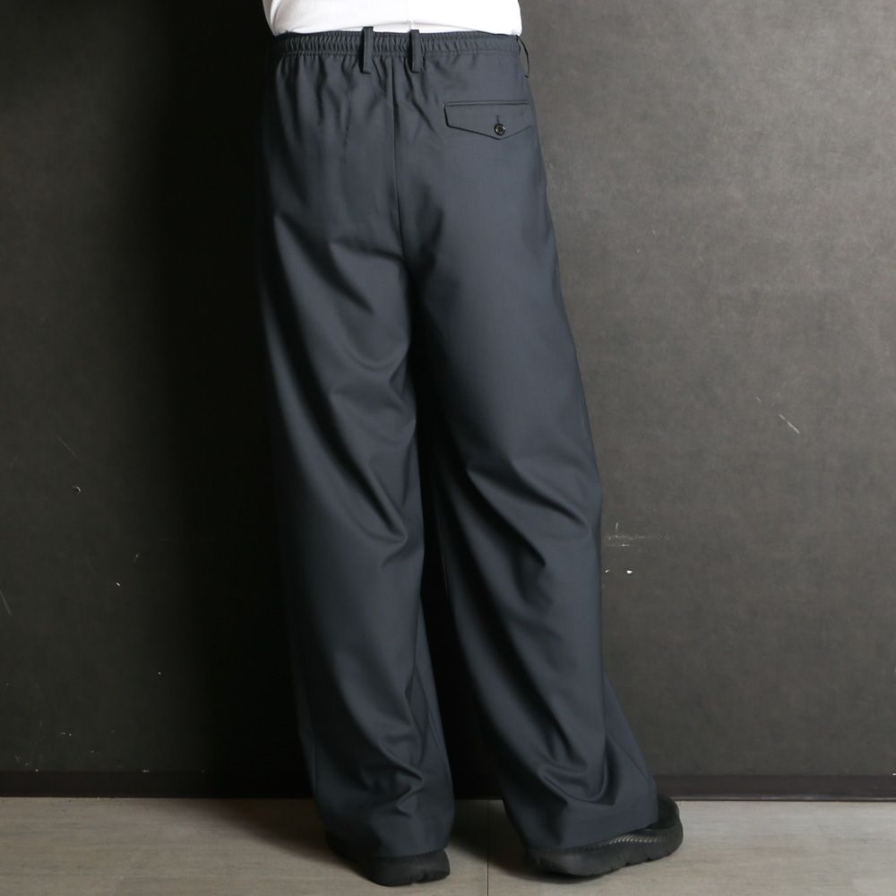 TRIPLE PLEATED EASY TROUSERS - CHARCOAL / オーガニックウール2/80トロピカル - トリプルプリーテッドイージートラウザーズ / A26B04PT02C