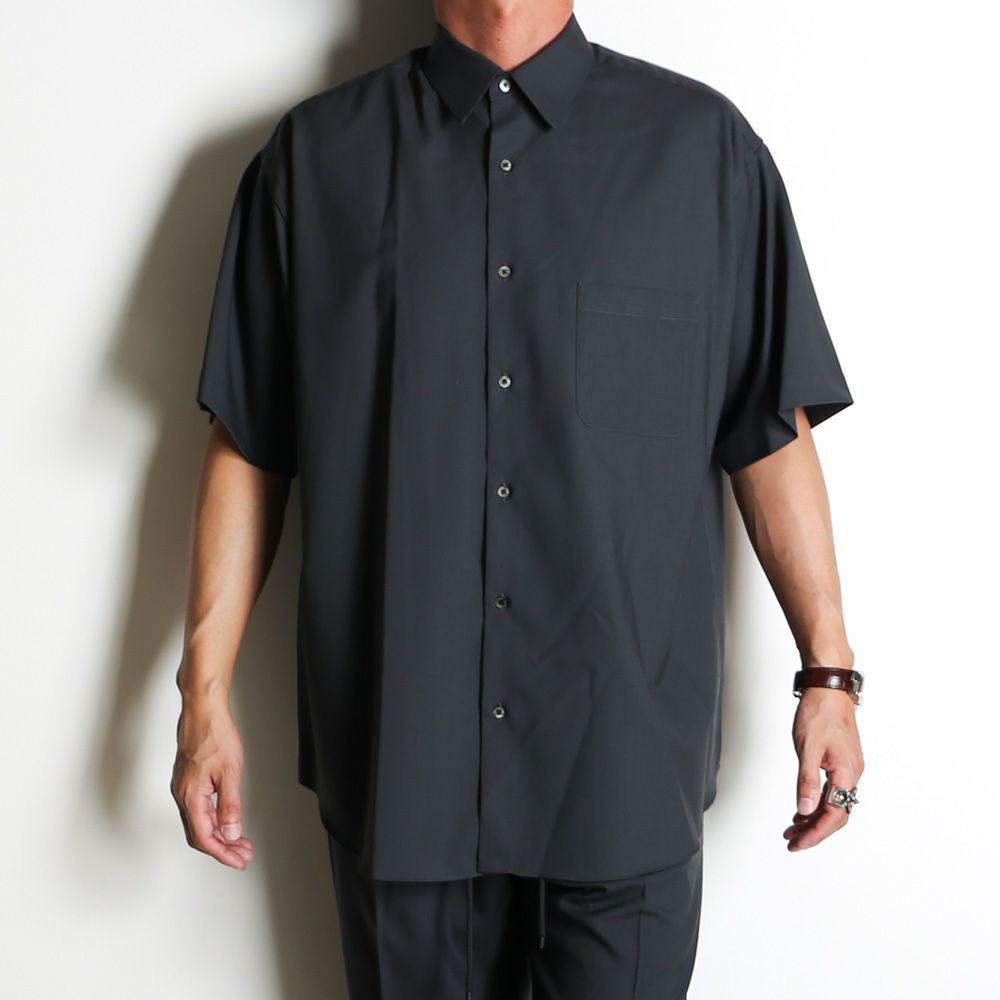 COMFORT FIT S/S SHIRT - CHARCOAL / オーガニックウール2/80トロピカル - コンフォートフィットS/Sシャツ / A26B04SH01B