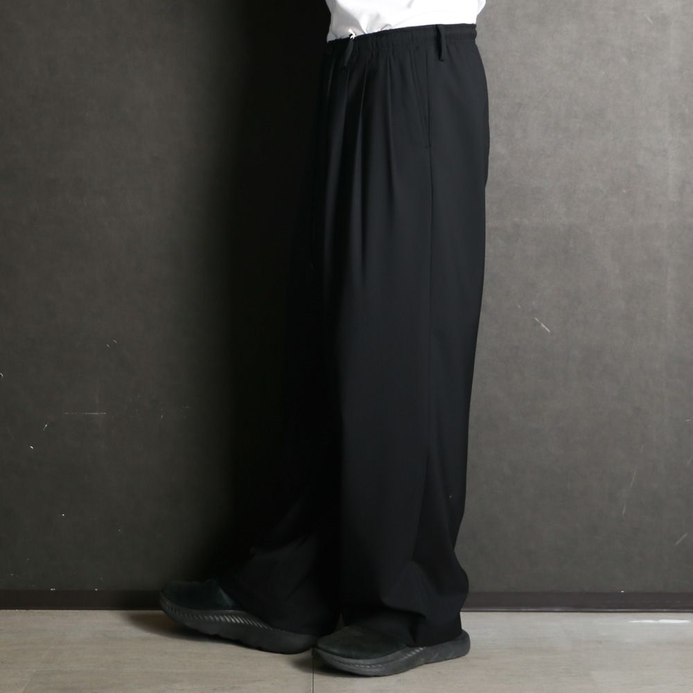 【ラスト1点-サイズ2】 TRIPLE PLEATED EASY TROUSERS - BLACK / オーガニックウール2/80トロピカル - トリプルプリーテッドイージートラウザーズ / A26B04PT02C
