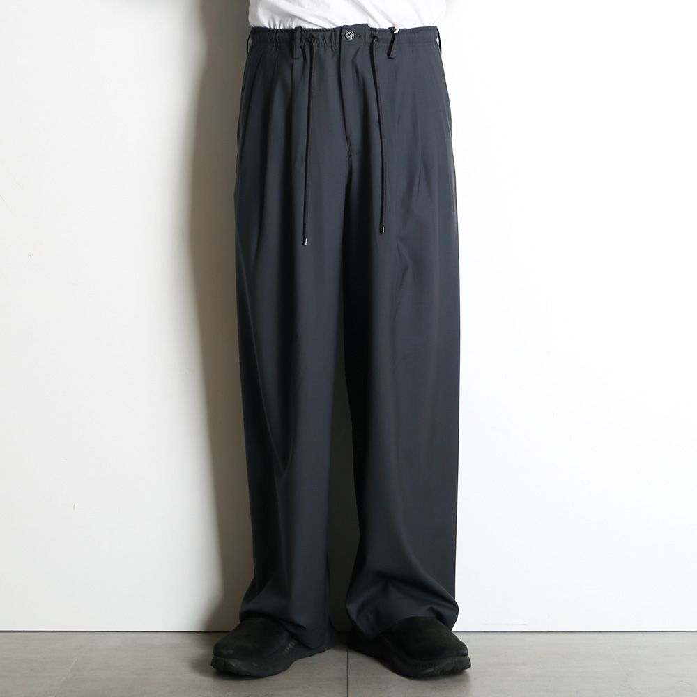 TRIPLE PLEATED EASY TROUSERS - CHARCOAL / オーガニックウール2/80トロピカル - トリプルプリーテッドイージートラウザーズ / A26B04PT02C