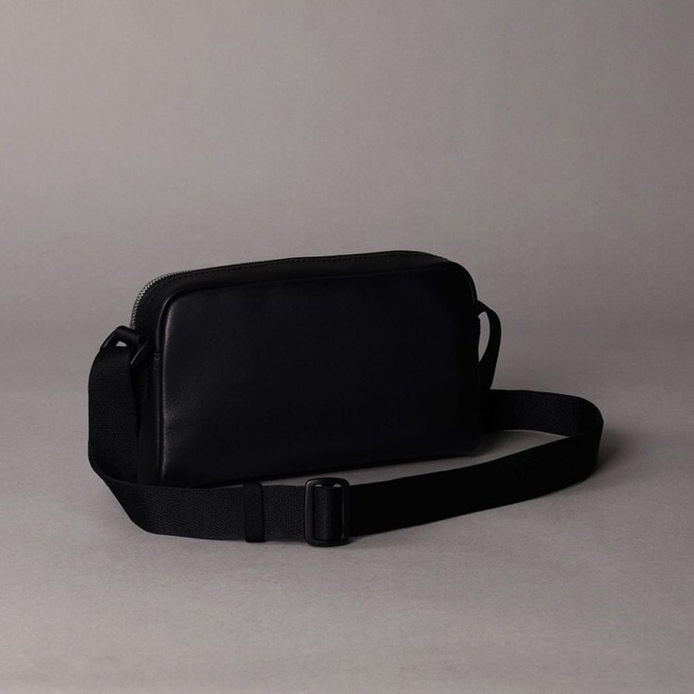 Calvin Klein Jeans - AOP CAMERA BAG 22 / モノグラム カメラ