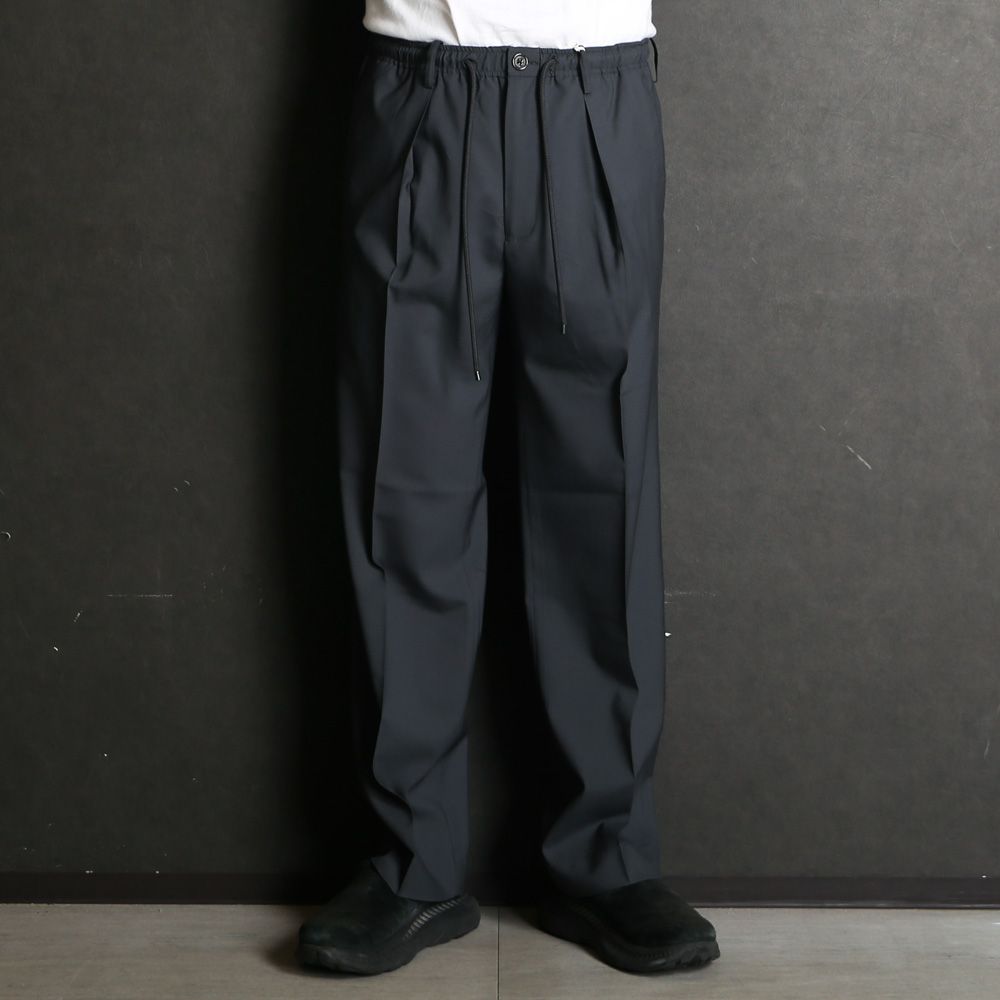 ONE TUCK TAPERED EASY PANTS - CHARCOAL / オーガニックウール2/80トロピカル - ワンタックテーパードイージーパンツ / A26B04PT01C