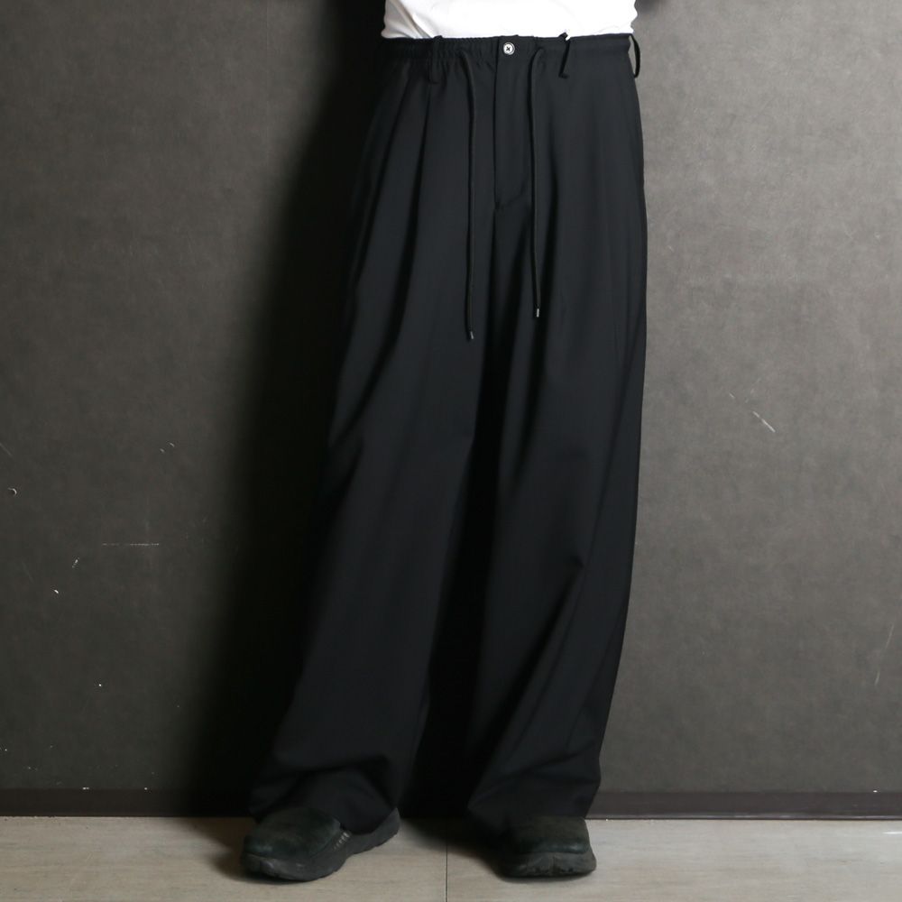 【ラスト1点-サイズ2】 TRIPLE PLEATED EASY TROUSERS - BLACK / オーガニックウール2/80トロピカル - トリプルプリーテッドイージートラウザーズ / A26B04PT02C