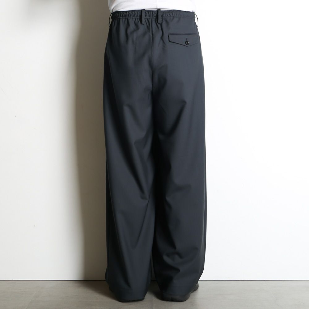 TRIPLE PLEATED EASY TROUSERS - CHARCOAL / オーガニックウール2/80トロピカル - トリプルプリーテッドイージートラウザーズ / A26B04PT02C
