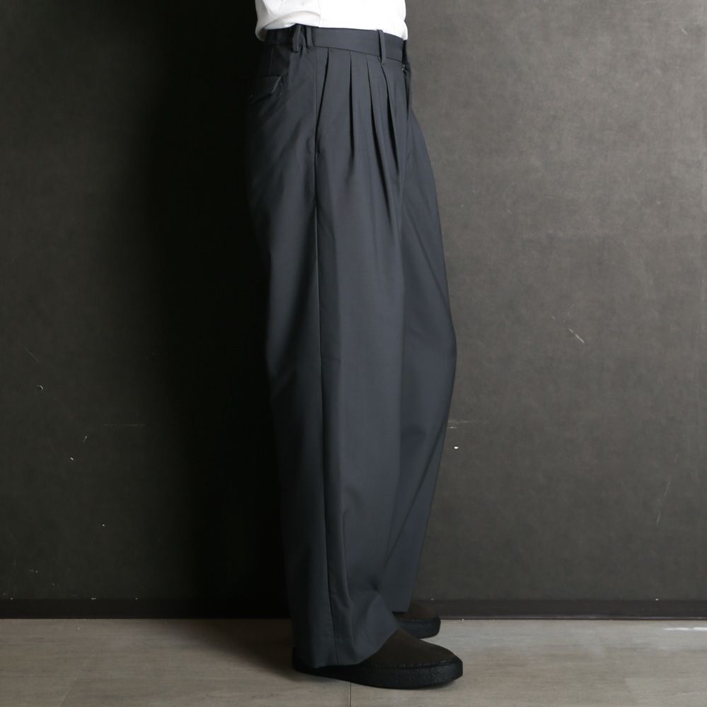 TRIPLE PLEATED WIDE TROUSERS - CHARCOAL / オーガニックウール2/80トロピカル - トリプルプリーテッドワイドトラウザーズ / A26A15PT03C