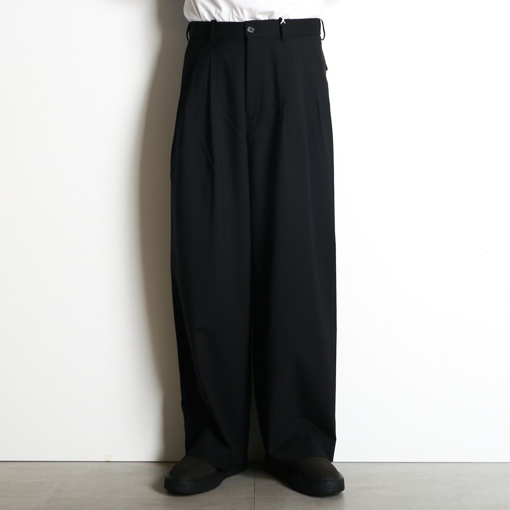 TRIPLE PLEATED WIDE TROUSERS - BLACK / オーガニックウール2/80トロピカル - トリプルプリーテッドワイドトラウザーズ / A26A15PT03C