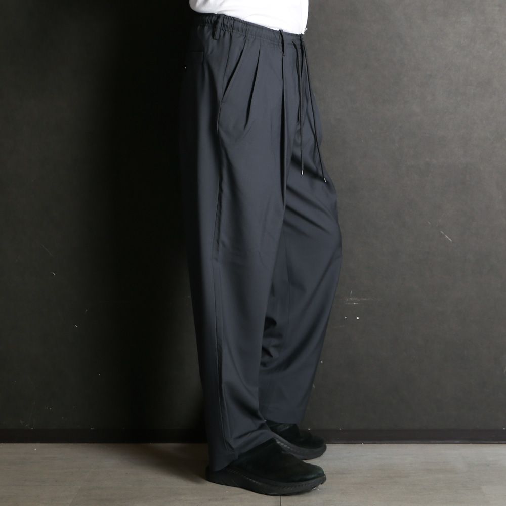 【ラスト1点-サイズ3】 DOUBLE PLEATED EASY TROUSERS - CHARCOAL / オーガニックウール2/80トロピカル - ダブルプリーテッドイージートラウザーズ / A26A15PT02C