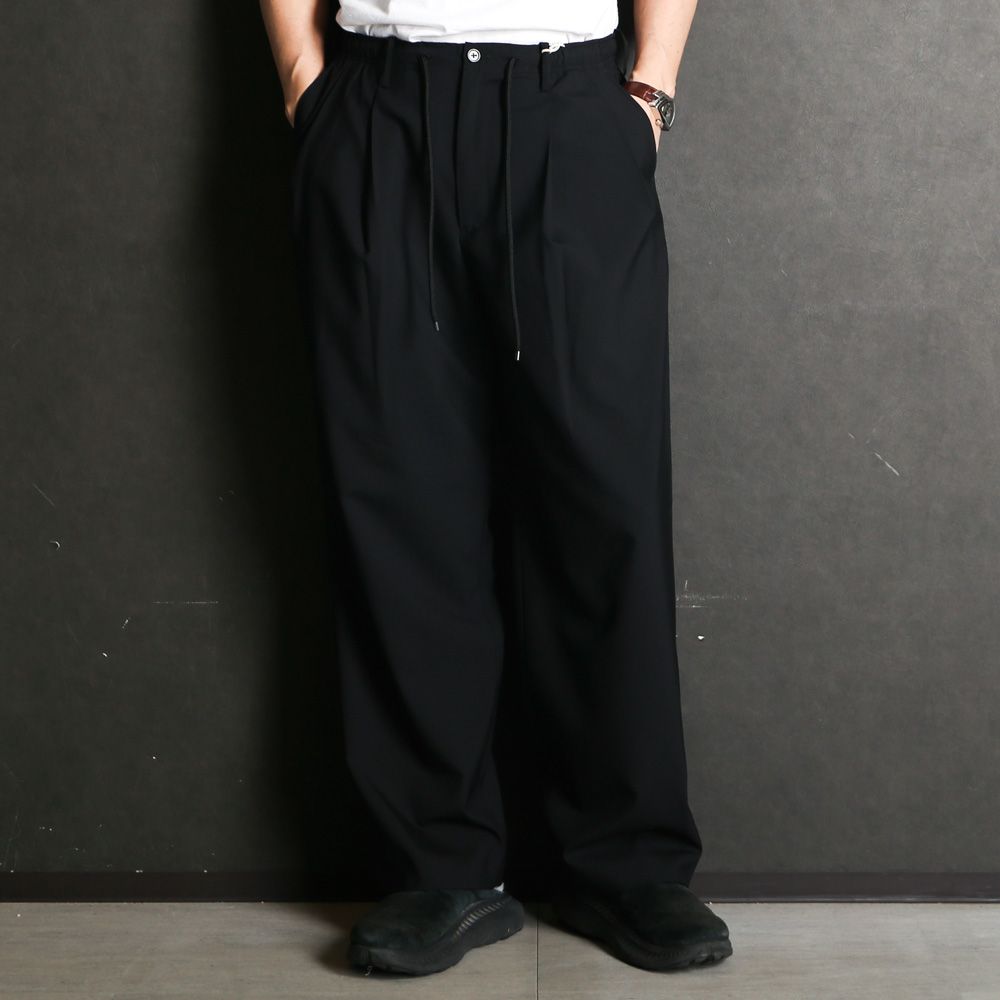 【ラスト1点-サイズ3】 DOUBLE PLEATED EASY TROUSERS - BLACK / オーガニックウール2/80トロピカル - ダブルプリーテッドイージートラウザーズ / A26A15PT02C
