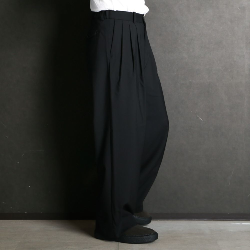 TRIPLE PLEATED WIDE TROUSERS - BLACK / オーガニックウール2/80トロピカル - トリプルプリーテッドワイドトラウザーズ / A26A15PT03C