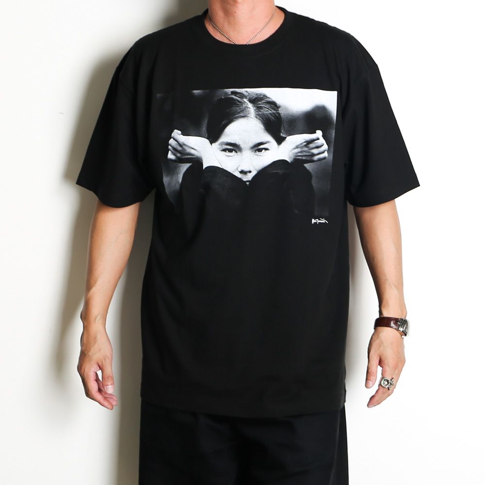 【Bjork by Kevin Cummins×GDC】 Monochrome Tee - BLACK / Tシャツ / GD0584