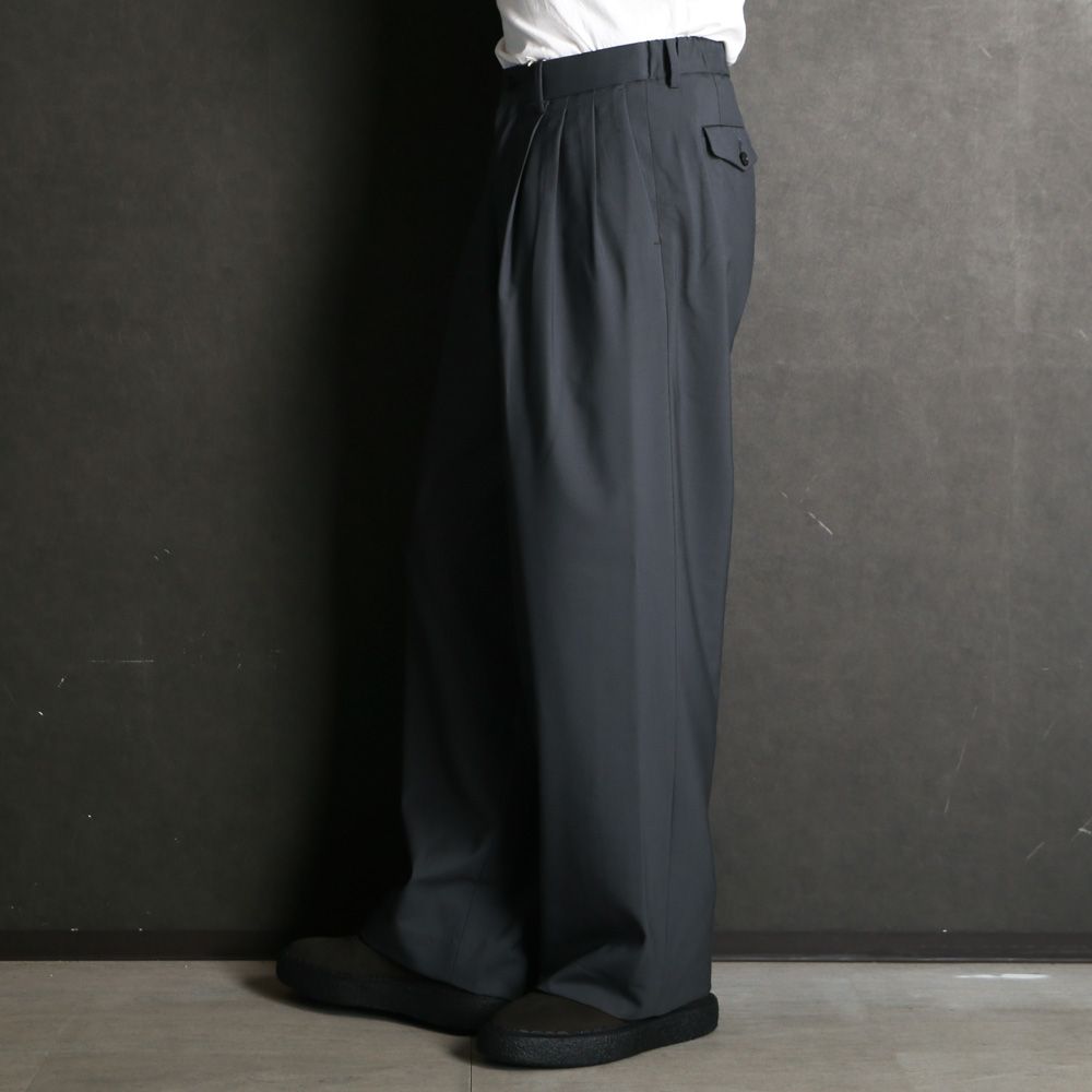 TRIPLE PLEATED WIDE TROUSERS - CHARCOAL / オーガニックウール2/80トロピカル - トリプルプリーテッドワイドトラウザーズ / A26A15PT03C