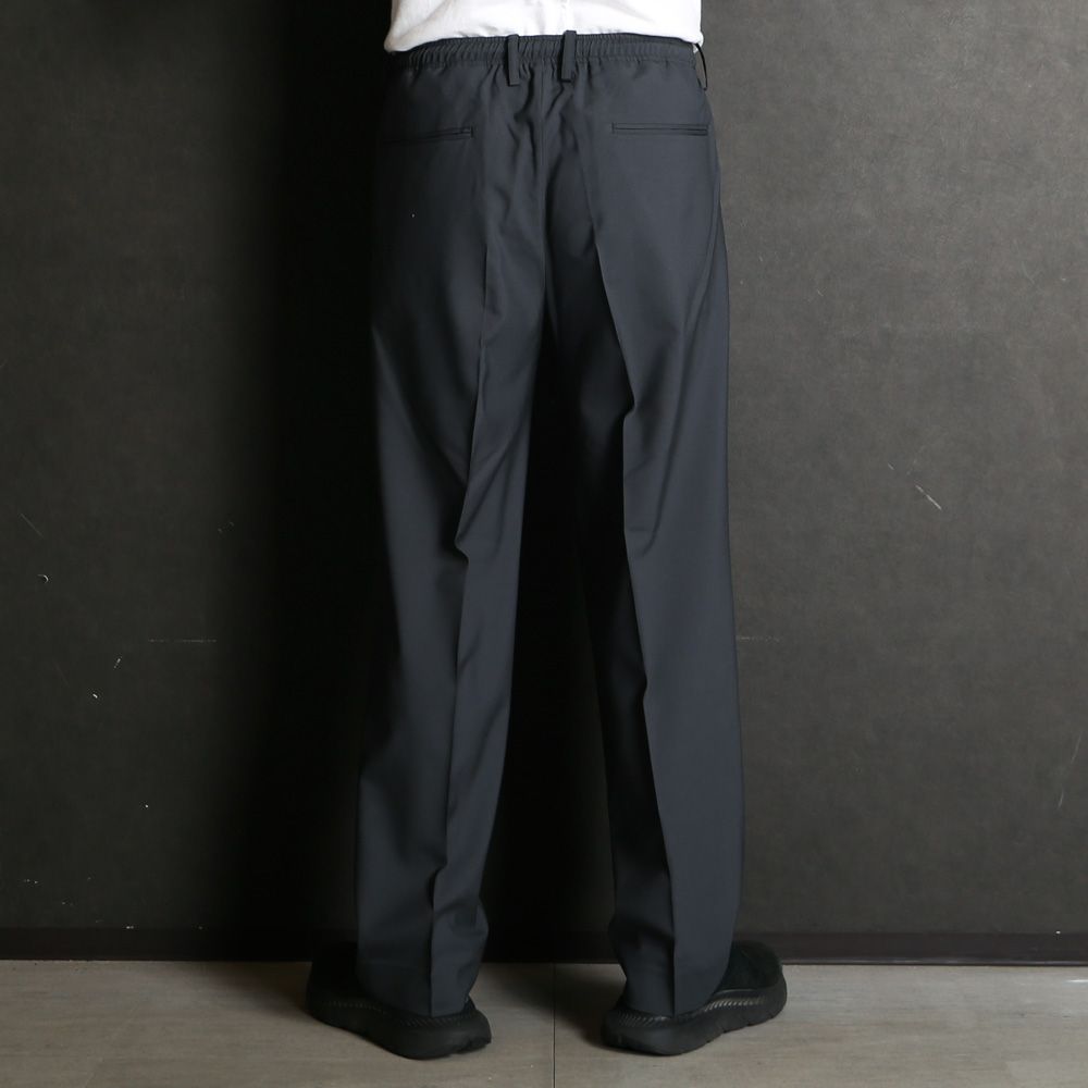 ONE TUCK TAPERED EASY PANTS - CHARCOAL / オーガニックウール2/80トロピカル - ワンタックテーパードイージーパンツ / A26B04PT01C