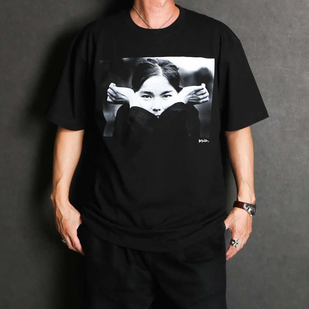 【Bjork by Kevin Cummins×GDC】 Monochrome Tee - BLACK / Tシャツ / GD0584