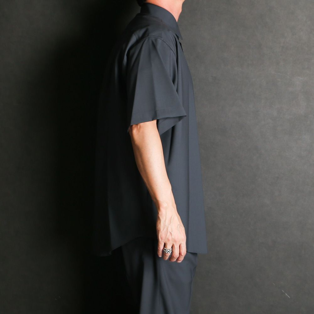 COMFORT FIT S/S SHIRT - CHARCOAL / オーガニックウール2/80トロピカル - コンフォートフィットS/Sシャツ / A26B04SH01B