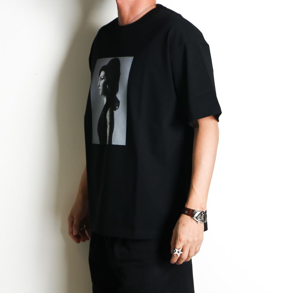 Amy Winehouse "Profile" Photo S/S Tee - BLK / MND-AMW001