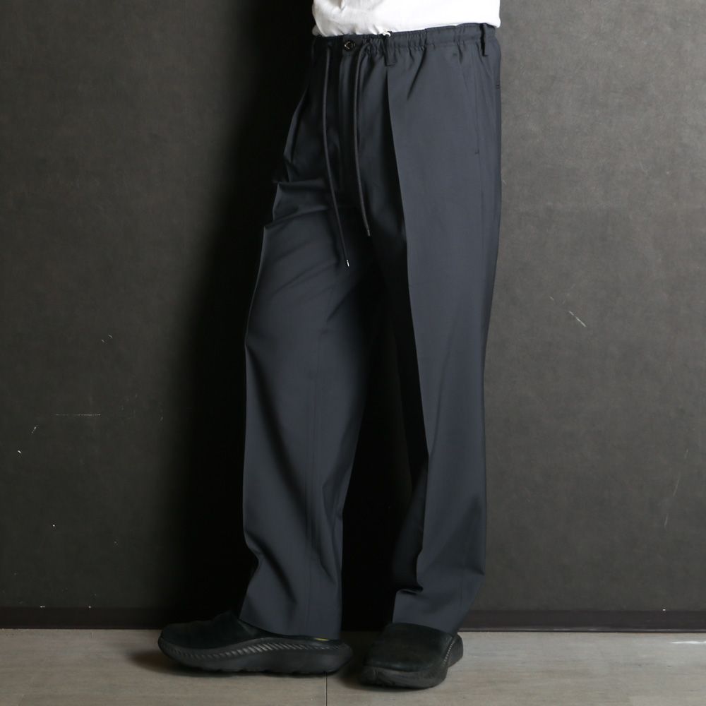 ONE TUCK TAPERED EASY PANTS - CHARCOAL / オーガニックウール2/80トロピカル - ワンタックテーパードイージーパンツ / A26B04PT01C