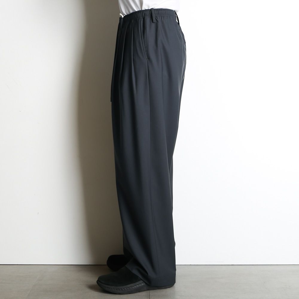 TRIPLE PLEATED EASY TROUSERS - CHARCOAL / オーガニックウール2/80トロピカル - トリプルプリーテッドイージートラウザーズ / A26B04PT02C