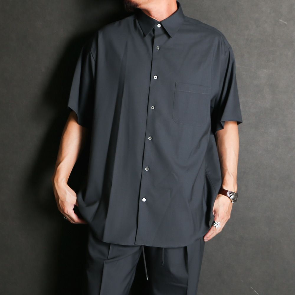 COMFORT FIT S/S SHIRT - CHARCOAL / オーガニックウール2/80トロピカル - コンフォートフィットS/Sシャツ / A26B04SH01B