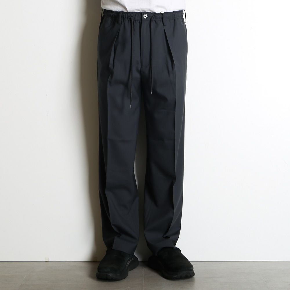 ONE TUCK TAPERED EASY PANTS - CHARCOAL / オーガニックウール2/80トロピカル - ワンタックテーパードイージーパンツ / A26B04PT01C