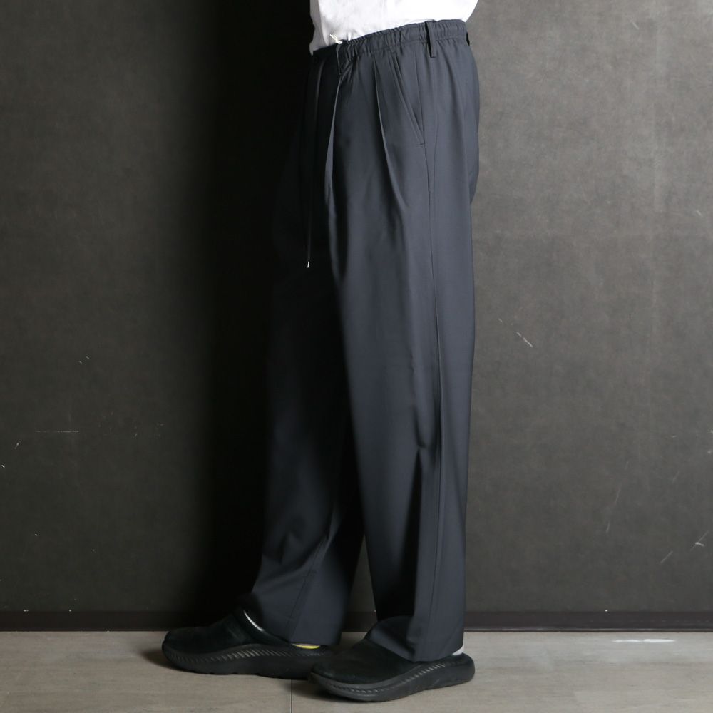 【ラスト1点-サイズ3】 DOUBLE PLEATED EASY TROUSERS - CHARCOAL / オーガニックウール2/80トロピカル - ダブルプリーテッドイージートラウザーズ / A26A15PT02C