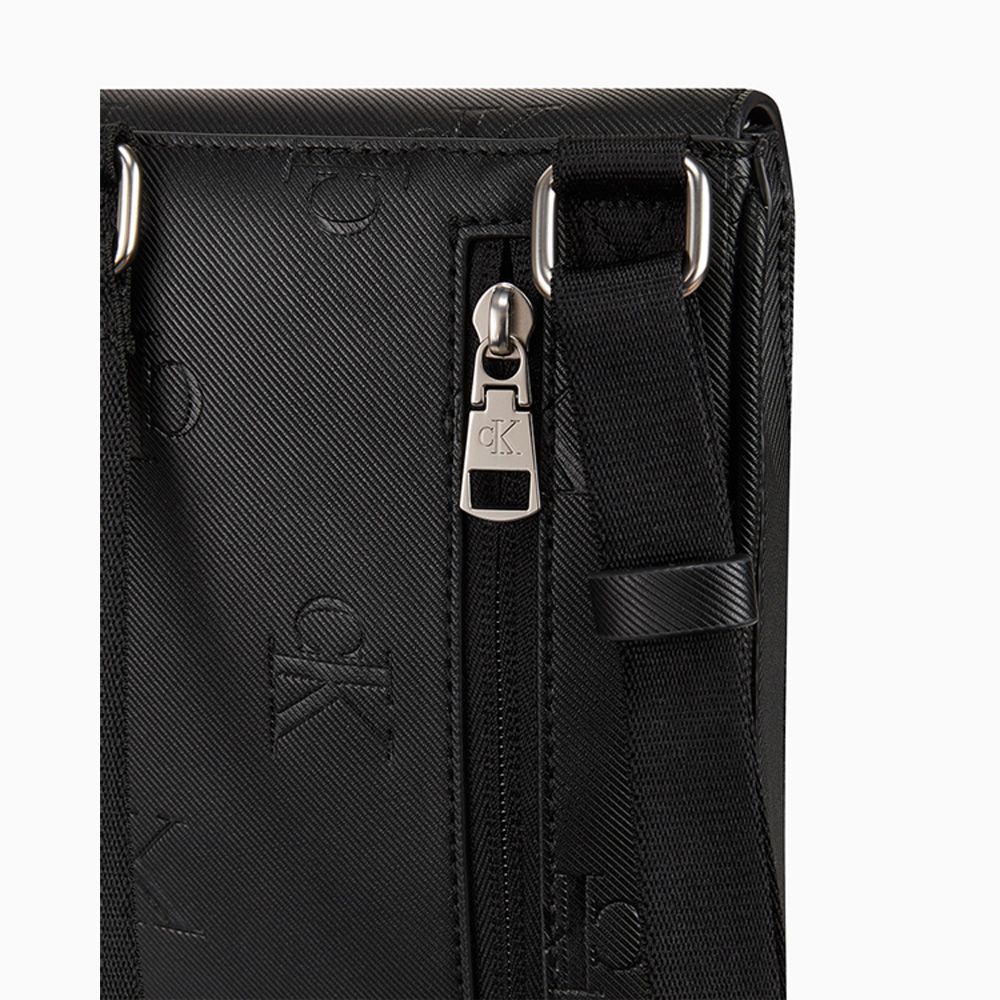 Calvin Klein Jeans - MONOGRAM SOFT FLAP PHONE CB AOP / フォン