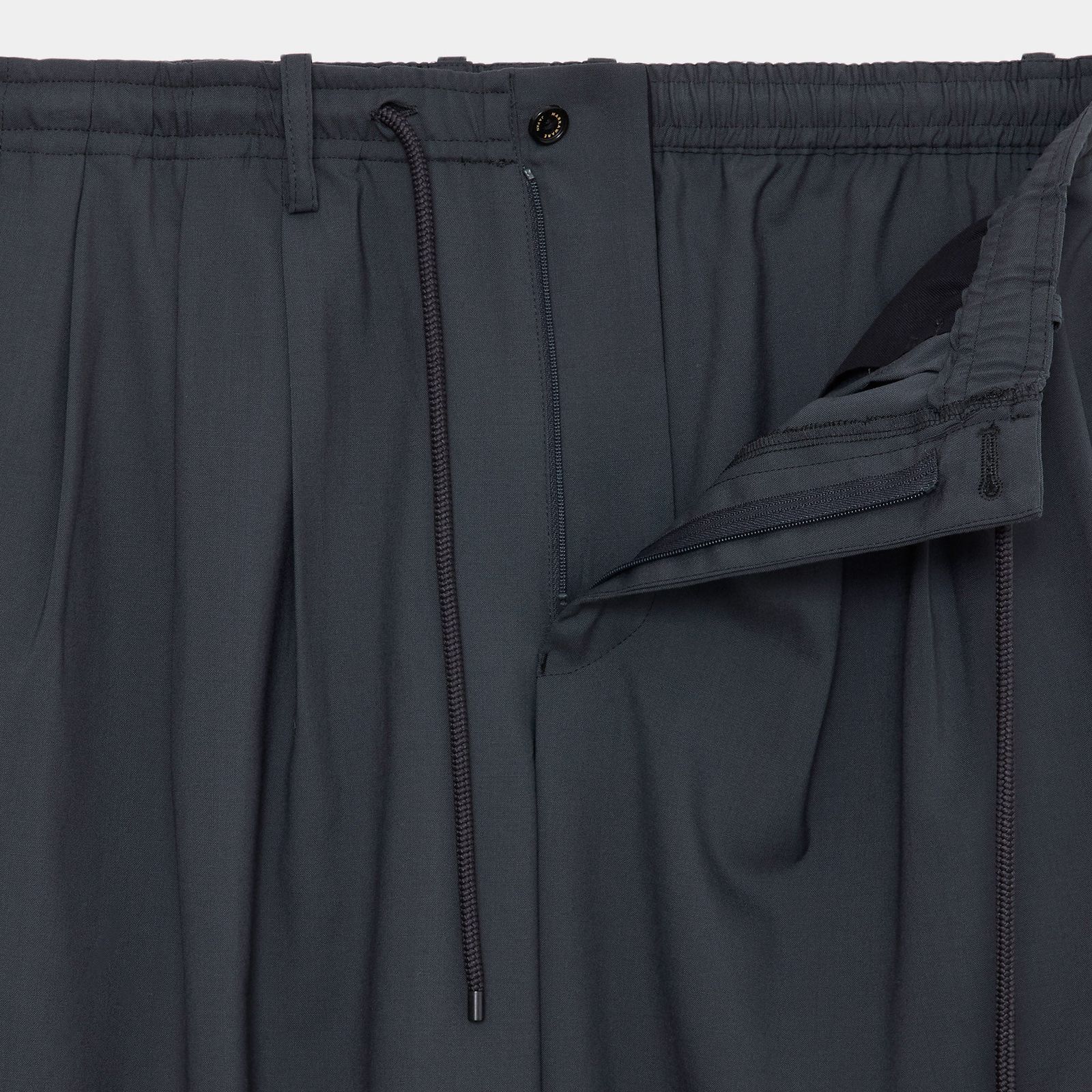TRIPLE PLEATED EASY TROUSERS - CHARCOAL / オーガニックウール2/80トロピカル - トリプルプリーテッドイージートラウザーズ / A26B04PT02C