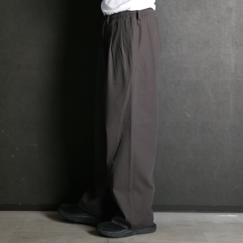 TRIPLE PLEATED EASY TROUSERS - CHARCOAL / 60/2オーガニック強燃ボイル3/2ツイル - トリプルプリーテッドイージートラウザーズ / A26A16PT02C