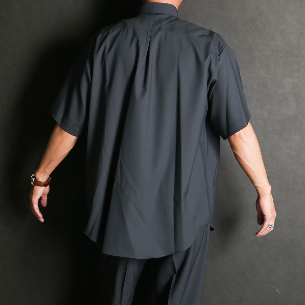 COMFORT FIT S/S SHIRT - CHARCOAL / オーガニックウール2/80トロピカル - コンフォートフィットS/Sシャツ / A26B04SH01B