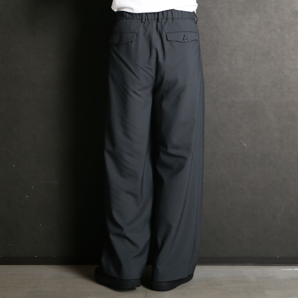 TRIPLE PLEATED WIDE TROUSERS - CHARCOAL / オーガニックウール2/80トロピカル - トリプルプリーテッドワイドトラウザーズ / A26A15PT03C