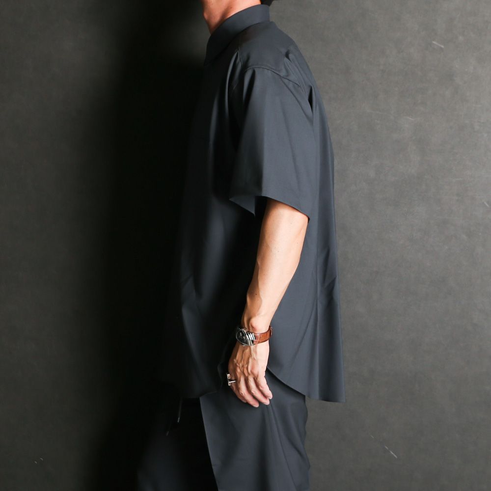 COMFORT FIT S/S SHIRT - CHARCOAL / オーガニックウール2/80トロピカル - コンフォートフィットS/Sシャツ / A26B04SH01B
