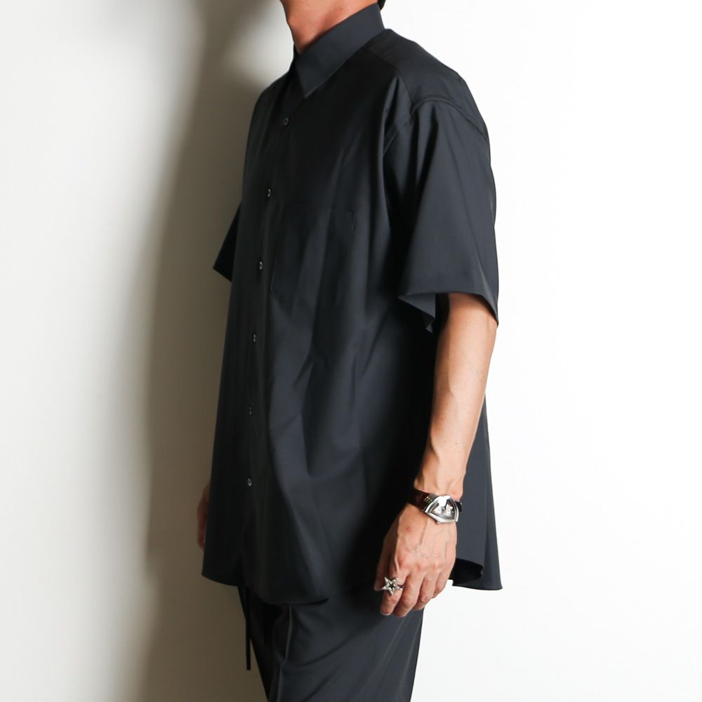 COMFORT FIT S/S SHIRT - CHARCOAL / オーガニックウール2/80トロピカル - コンフォートフィットS/Sシャツ / A26B04SH01B