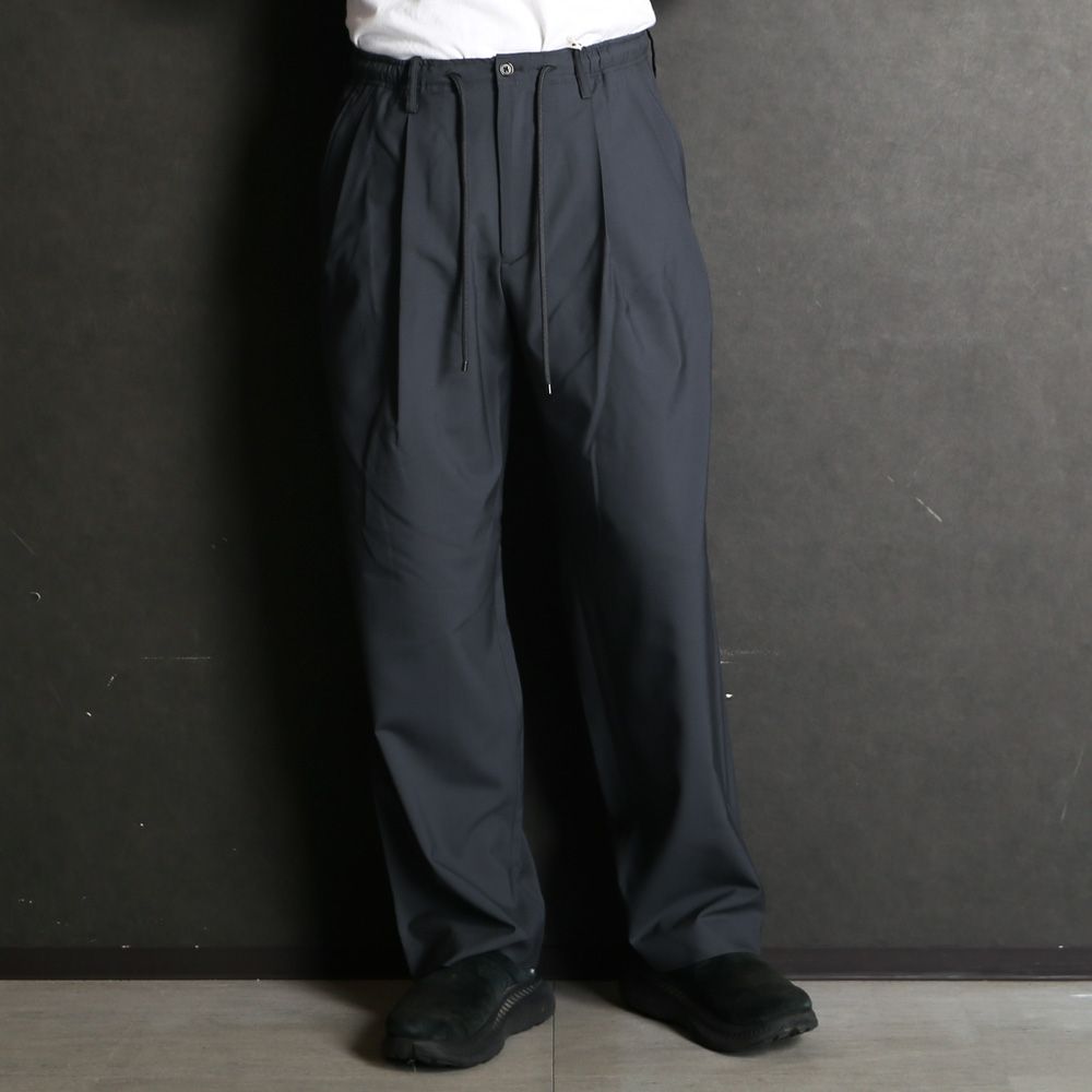 【ラスト1点-サイズ3】 DOUBLE PLEATED EASY TROUSERS - CHARCOAL / オーガニックウール2/80トロピカル - ダブルプリーテッドイージートラウザーズ / A26A15PT02C