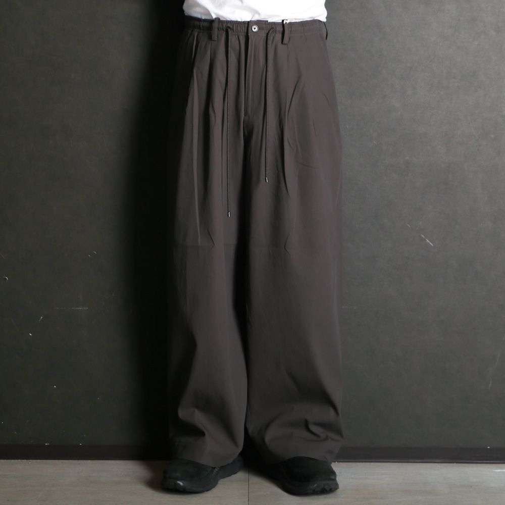 TRIPLE PLEATED EASY TROUSERS - CHARCOAL / 60/2オーガニック強燃ボイル3/2ツイル - トリプルプリーテッドイージートラウザーズ / A26A16PT02C
