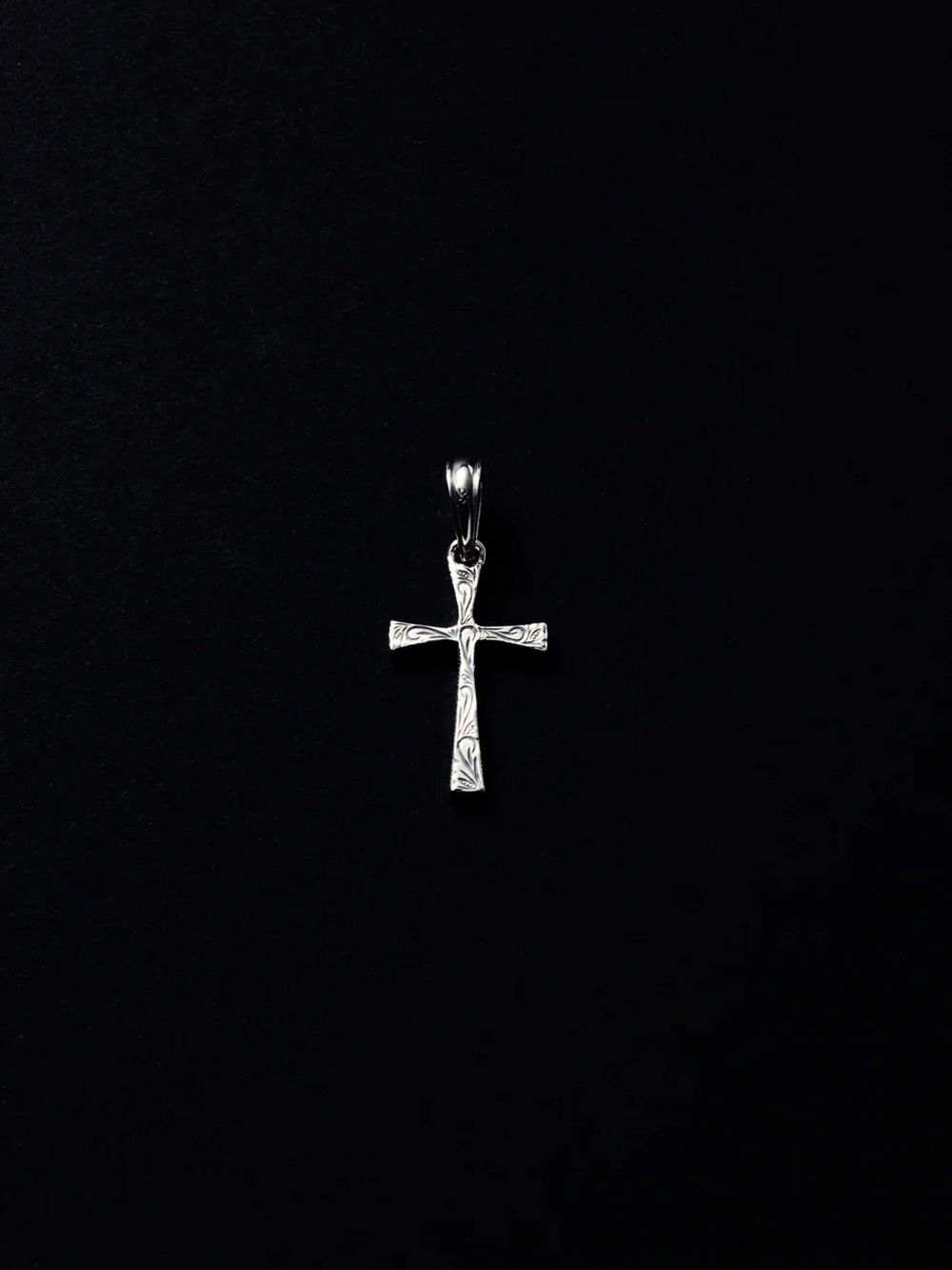 Antidote クロストップ ANTIDOTE BUYERS CLUB - ENGRAVED TINY CROSS PENDANT (SILVER