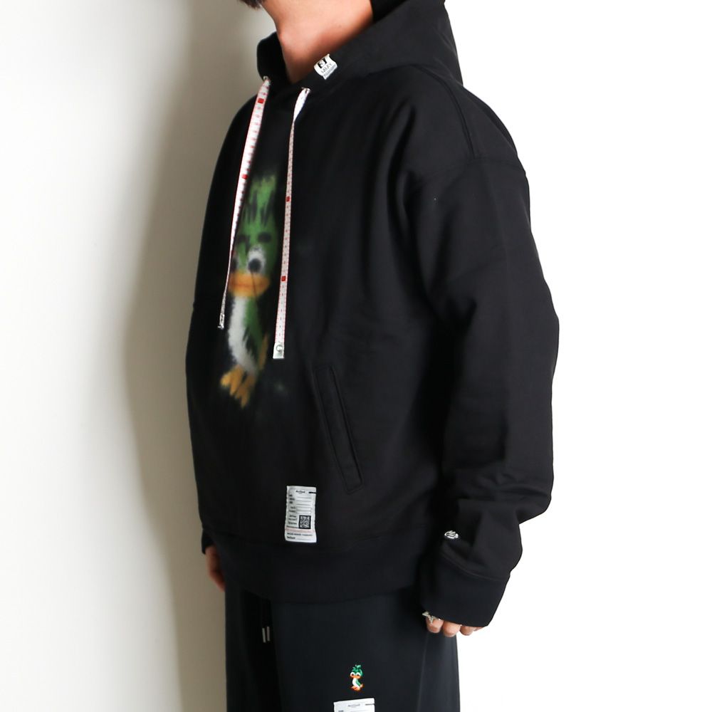 【国内買付】MAISON MIHARAYASUHIRO プルオーバー パーカー LEON Maison MIHARA YASUHIRO - Leon Printed Hoodie - BLACK / プル