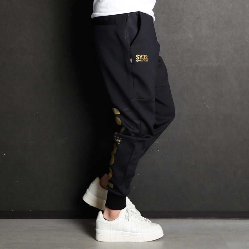 SY32 by SWEET YEARS - DOUBLE KNIT EMBOSS CAMO SHIELD LOGO PANTS