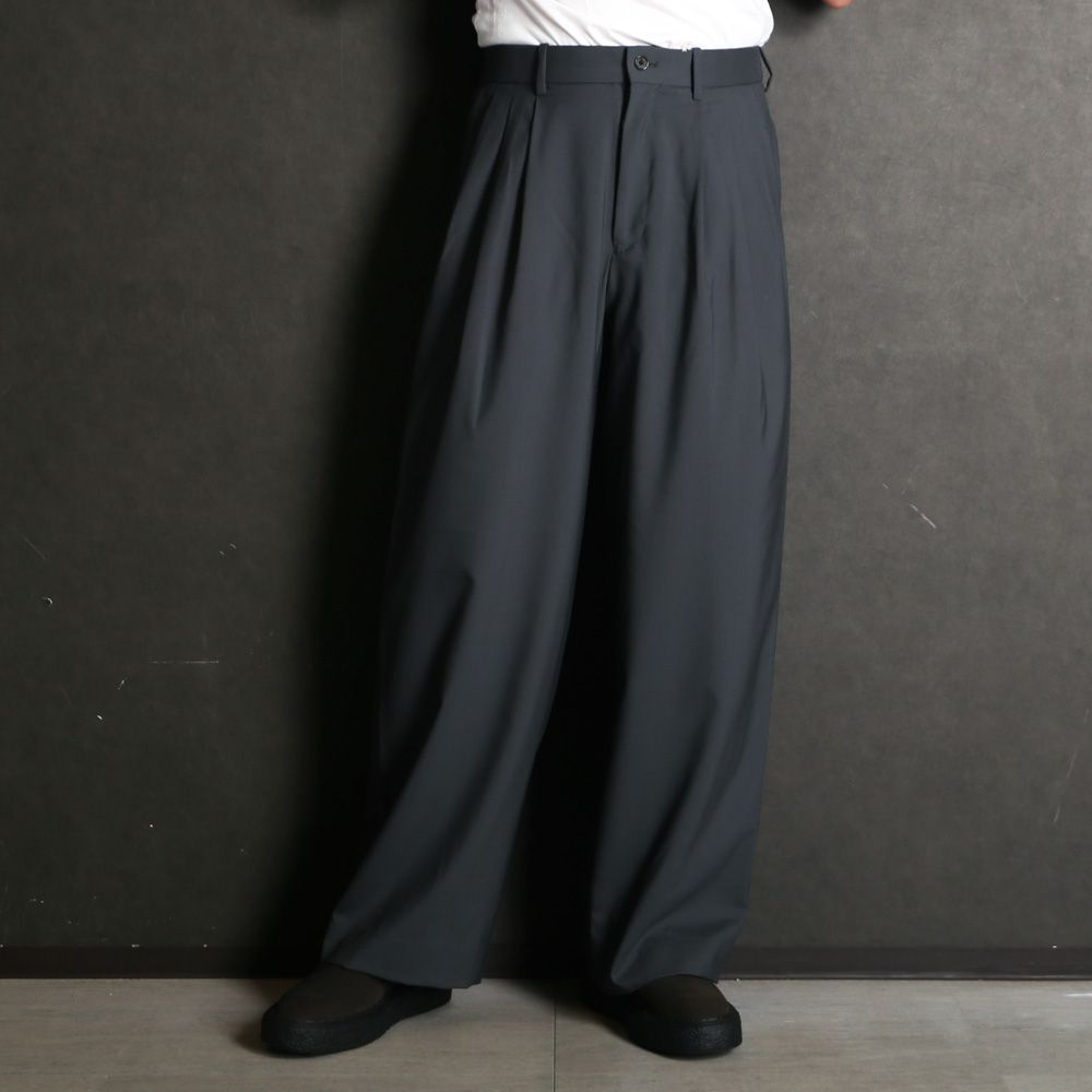 TRIPLE PLEATED WIDE TROUSERS - CHARCOAL / オーガニックウール2/80トロピカル - トリプルプリーテッドワイドトラウザーズ / A26A15PT03C