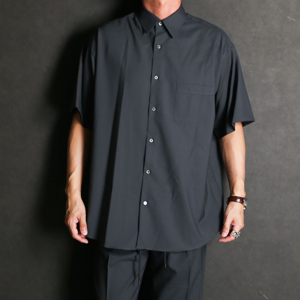COMFORT FIT S/S SHIRT - CHARCOAL / オーガニックウール2/80トロピカル - コンフォートフィットS/Sシャツ / A26B04SH01B