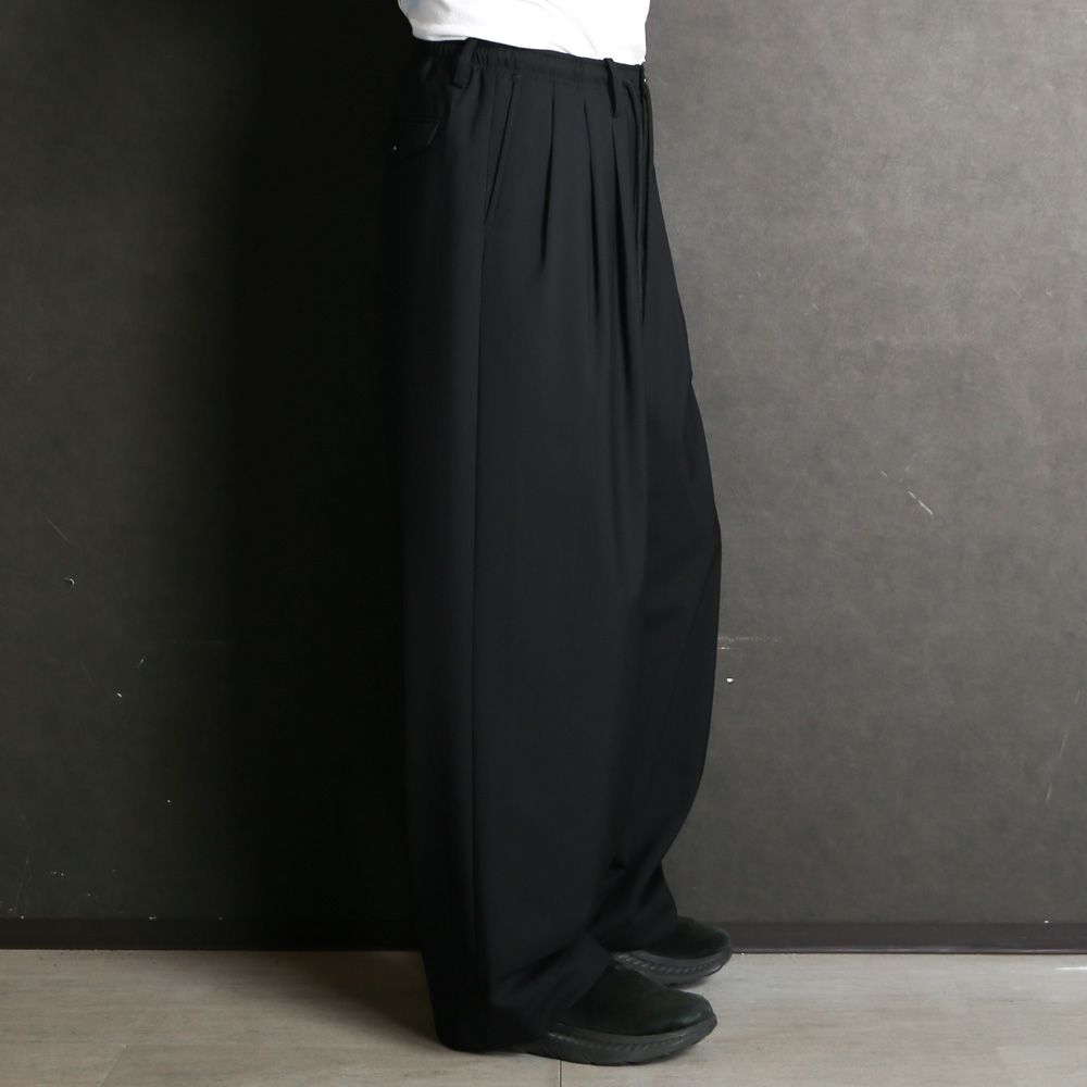 【ラスト1点-サイズ2】 TRIPLE PLEATED EASY TROUSERS - BLACK / オーガニックウール2/80トロピカル - トリプルプリーテッドイージートラウザーズ / A26B04PT02C
