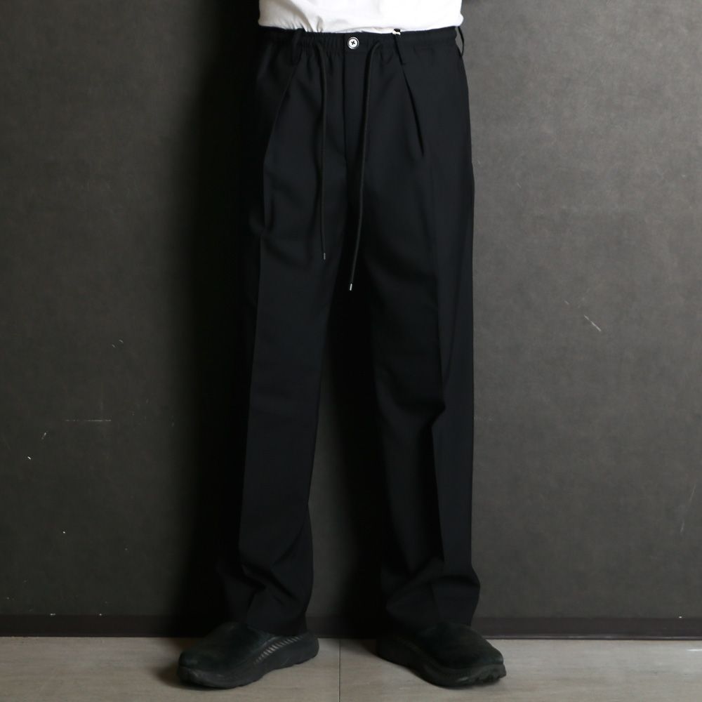 ONE TUCK TAPERED EASY PANTS - BLACK / オーガニックウール2/80トロピカル - ワンタックテーパードイージーパンツ / A26B04PT01C