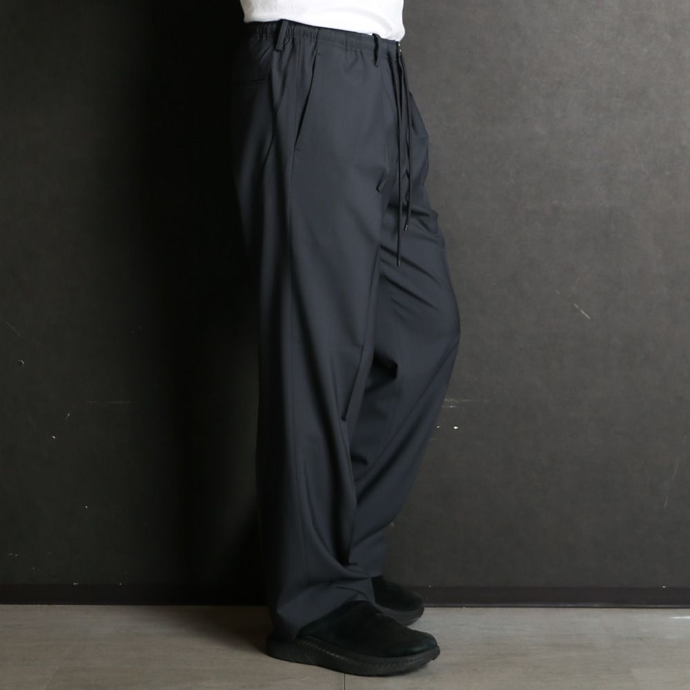 ONE TUCK TAPERED EASY PANTS - CHARCOAL / オーガニックウール2/80トロピカル - ワンタックテーパードイージーパンツ / A26B04PT01C