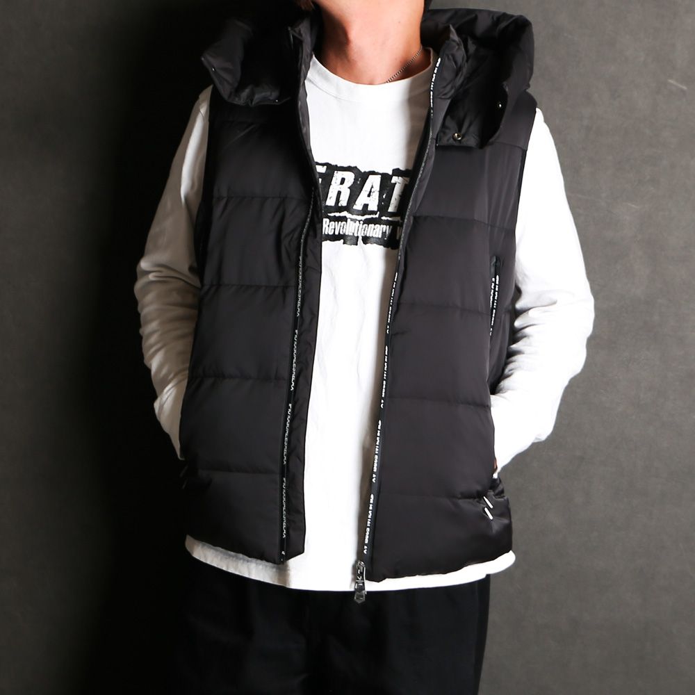 1PIU1UGUALE3 RELAX - LOGO ZIP DOWN VEST - BLACK / ジップロゴ ダウンベスト / USO-24064  | chemical conbination